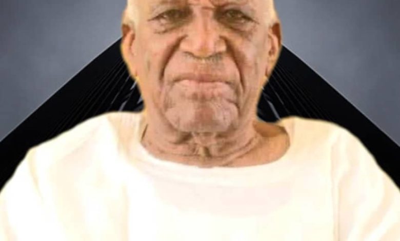 ⬛⬛ إنّـا لله و إنّـا إليه راجعون ⬛⬛ *نعي أليم* - بقلوبٍ مؤمنة بقضاء الله وقدره، وببالغ الحزن والأسى، ينعى مدير عام قوات السجون ومساعديه ومدراء الادارات والوحدات المختلفة إلى اسرة الشرطة واسرة السجون وفاة الفريق اول شرطة احمد وادي حسن، الذي انتقل إلى رحمة الله تعالى صباح اليوم بمستشفي علياء الطبي بمدينة ام درمان، بعد تعرضه لوعكة صحية . - الراحل احمد وادي حسن من الرعيل الاول لقيادات الشرطة والسجون وهو الاب الروحي لقوات السجون ومن مؤسسي العمل الاصلاحي بها. - برحيله، فقدت السجون قامة شرطية ووطنية رائدة، ستظل أعماله ومسيرته مصدر فخر وإلهام للأجيال القادمة. - نسأل الله العلي القدير أن يتغمده بواسع رحمته، وأن يسكنه فسيح جناته، وأن يلهم أهله وذويه ومحبيه الصبر والسلوان. إنا لله وإنا إليه راجعون.